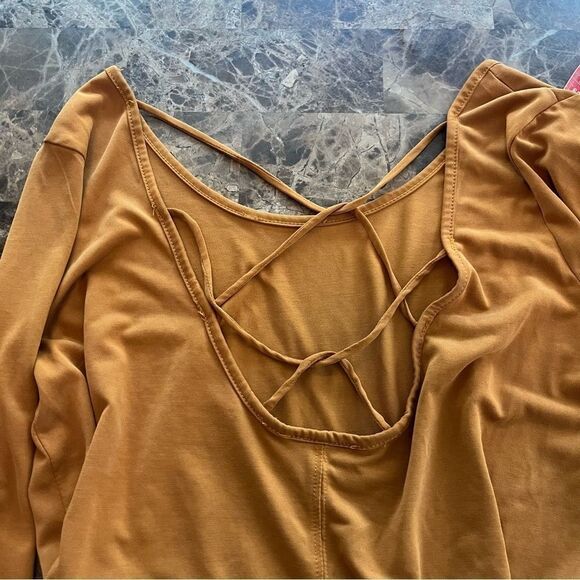 Betsey Johnson Performance Top Strappy Back Long Sleeve T-Shirt Spice Logo L - Picture 7 of 8